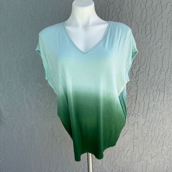 White House Black Market Tops - WHBM Jetsetter Tee Ombré Green S EUC